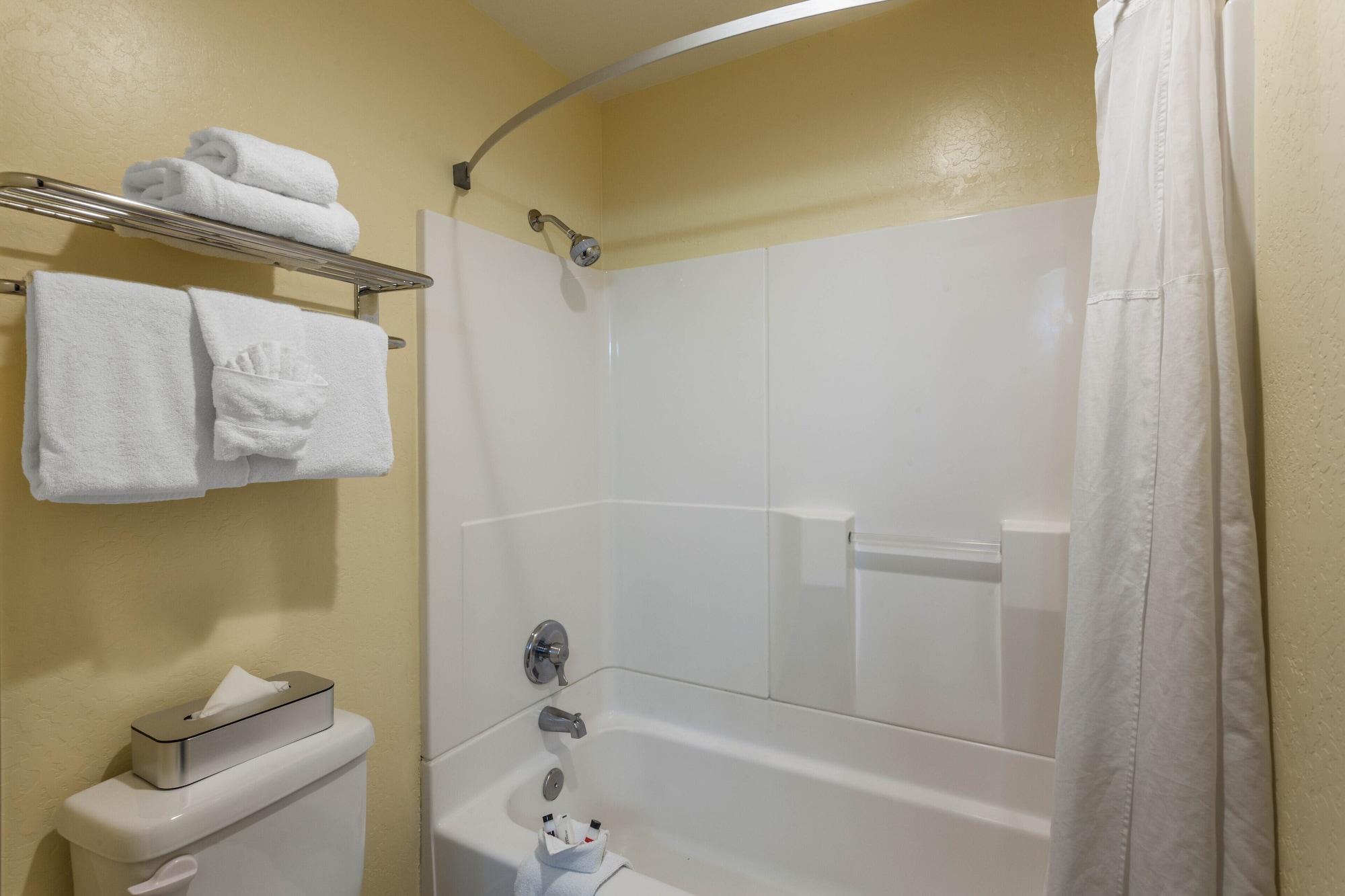 Days Inn By Wyndham Hayward Airport Экстерьер фото